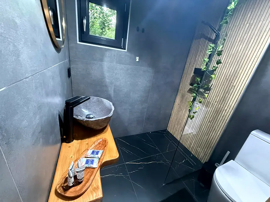 Baie cu chiuvetă din piatră, cabana Wild Crib