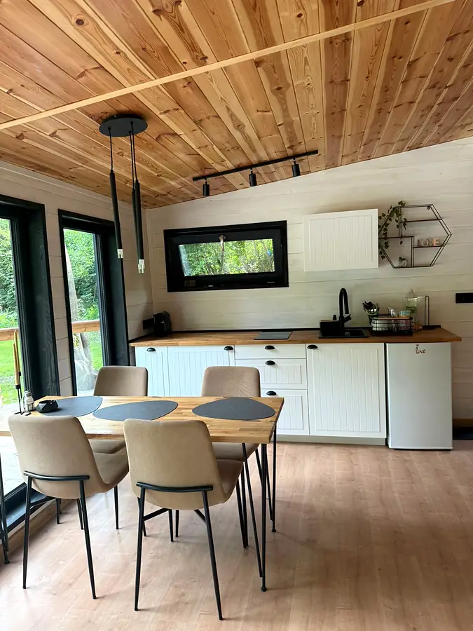 Bucătărie complet echipată din cabana Wild Crib
