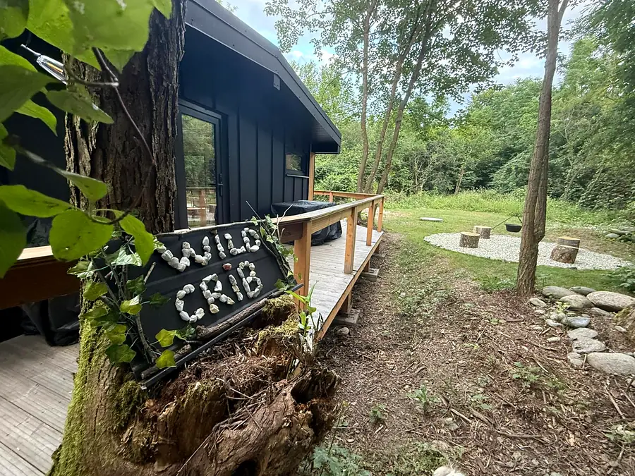 Plăcuța Wild Crib la intrarea în cabană