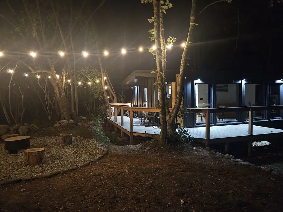 Cabana Wild Crib și luminițele din copaci, noaptea