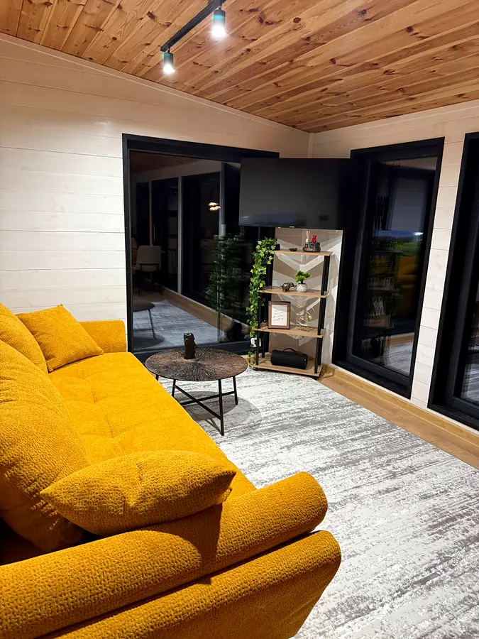 Living cu vedere spre pădure, cabana Wild Crib