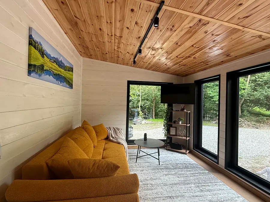 Zona de relaxare cu canapea, cabana Wild Crib