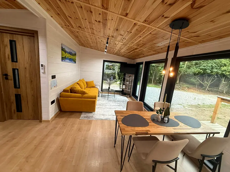 Masa din lemn cu vedere spre pădure, cabana Wild Crib