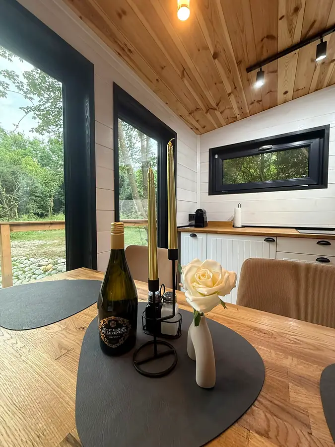 Detaliu de pe masa din cabana Wild Crib